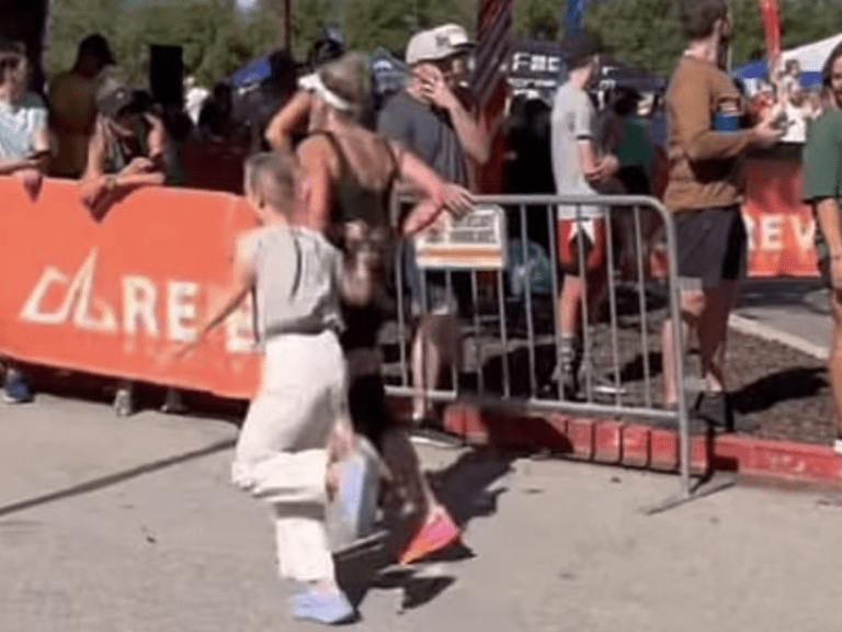 Une mère reçoit l’aide de sa jeune fille pour terminer le marathon