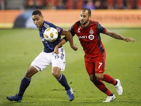 Victor Vazquez du Toronto FC se bat pour le ballon avec Brandon Bye de la New England Revolution pendant la deuxième moitié de l'action de football MLS à Toronto, le samedi 29 septembre 2018. Vazquez attend avec impatience une réunion mercredi avec Lionel Messi en Floride, ayant .  a gravi les échelons avec Messi au sein de la célèbre académie des jeunes du FC Barcelone.