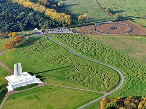 Le Mémorial de Vimy, en France, rend hommage aux morts de guerre du Canada et préserve certains des champs de bataille criblés d'obus.