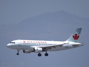 Un avion d'Air Canada en vol.