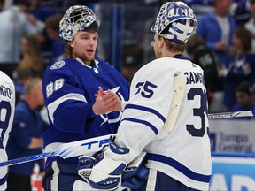 Le gardien du Lightning de Tampa Bay Andrei Vasilevskiy (88) et le gardien des Maple Leafs de Toronto Ilya Samsonov (35) se saluent à la fin de leur série de premier tour.