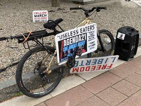 Un panneau au loin annonce une manifestation prévue mercredi prochain à Ottawa.