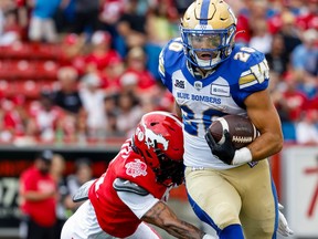 Brady Oliveira des Blue Bombers de Winnipeg court le ballon contre les Stampeders de Calgary lors d'un match de football de la LCF à Calgary le samedi 30 juillet 2022.