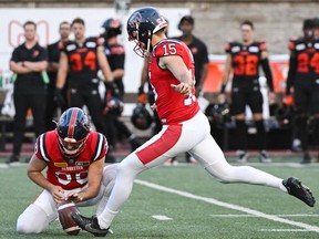 Le botteur des Alouettes David Côté, à droite, marque un placement lors de la première mi-temps d'un match de football de la LCF contre les Lions de la Colombie-Britannique, à Montréal, le samedi 2 septembre 2023.