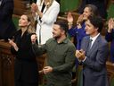 Le président ukrainien Volodymyr Zelenskyy et le premier ministre Justin Trudeau rendent hommage à Yaroslav Hunka, qui était présent à la Chambre des communes sur la Colline du Parlement à Ottawa le vendredi 22 septembre 2023.