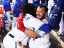 Alejandro Kirk des Blue Jays célèbre avec Vladimir Guerrero Jr. après avoir réussi un coup de circuit contre les Rays de Tampa Bay au Centre Rogers le 29 septembre 2023 à Toronto.