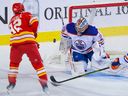 Le gardien de but des Oilers d'Edmonton, Jack Campbell, arrête ce tir du défenseur des Flames de Calgary Jordan Oesterle lors de l'action préparatoire de la LNH au Scotiabank Saddledome à Calgary, le vendredi 29 septembre 2023. Gavin Young/Postmedia