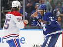 Michael Pezzetta des Canadiens se prépare à affronter Wayne Simmonds des Maple Leafs lors d'un match la saison dernière à Toronto.  