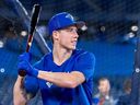 La star des Maple Leafs, Mitch Marner, s'entraîne au bâton avec les Blue Jays de Toronto.