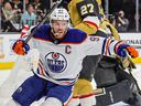 Connor McDavid #97 des Oilers d'Edmonton réagit après avoir marqué un but en désavantage numérique contre les Golden Knights de Vegas lors de la première période du deuxième match du deuxième tour des séries éliminatoires de la Coupe Stanley 2023 au T-Mobile Arena le 6 mai 2023 à Las Las Vegas, Nevada.