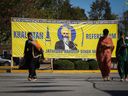 Une photographie du défunt président du temple, Hardeep Singh Nijjar, est visible sur une banderole à l'extérieur du Guru Nanak Sikh Gurdwara, à Surrey, en Colombie-Britannique, le lundi 18 septembre 2023. Le premier ministre Justin Trudeau affirme que les services de renseignement canadiens enquêtent 