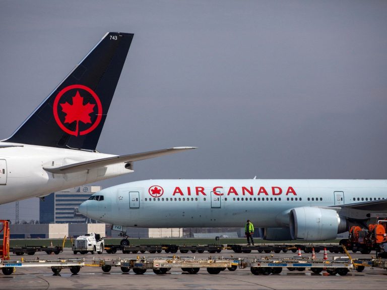 Les pilotes d’Air Canada manifestent à l’aéroport Pearson de Toronto alors que les pourparlers se poursuivent