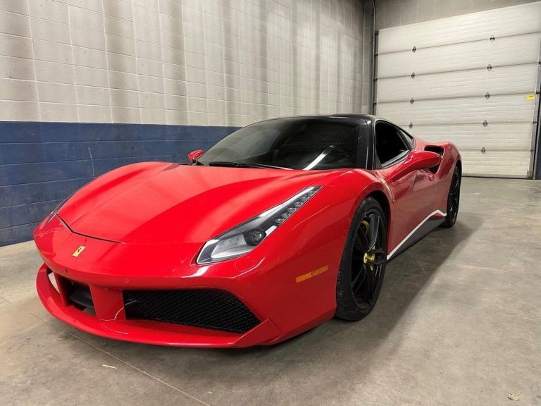 Deux personnes accusées après que la police d’Edmonton a saisi des Ferrari volées en Ontario