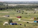 La pénurie de logements au Canada est devenue un problème majeur dans la politique fédérale alors que les gens ont du mal à payer le prix de leur logement et à payer leur loyer.  Un groupe de maisons dans une impasse est visible sur la Première Nation Siksika, à l'est de Calgary, près de Gleichen, en Alberta, le mardi 29 juin 2021.