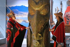 Amy Parent, à droite, est représentée avec le mât commémoratif Ni'isjoohl aux côtés du chef Nisga'a Earl Stephens lors d'une visite au Musée national d'Écosse dans cette image fournie par National Museums Scotland.