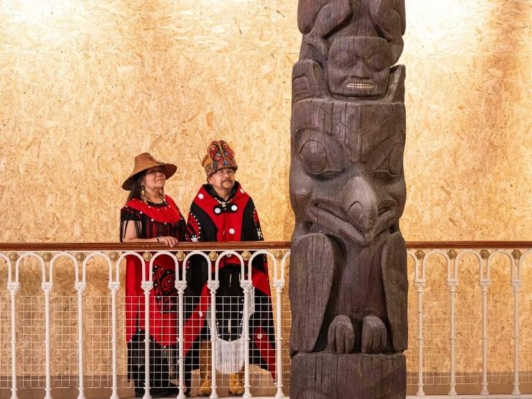 Réconciliation et jugement alors que le totem Nisga’a revient du musée écossais