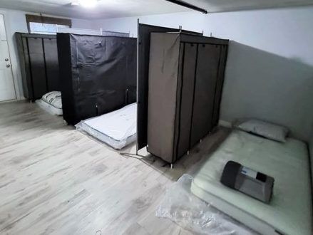 Location en Ontario avec six chambres, pas de murs, matelas au sol