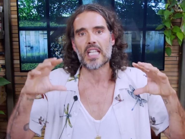 Russell Brand s’en prend aux « médias traditionnels » pour avoir tenté de le faire taire