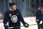 Cole Perfetti des Jets de Winnipeg devrait jouer lundi soir à Calgary.  Kevin King/Winnipeg Sun