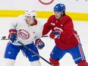 Le défenseur David Reinbacher, à droite, pousse Jared Davidson lors du camp des recrues des Canadiens à Brossard le mois dernier.