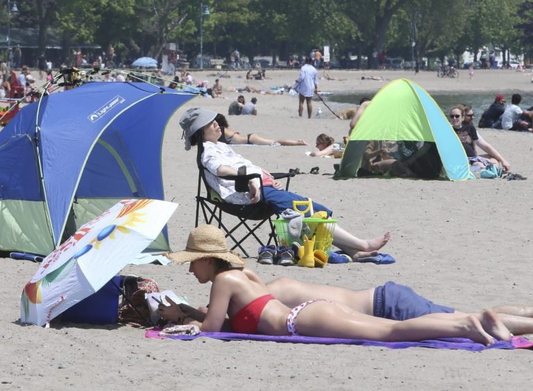 DITES QUE CE N’EST PAS NEIGE ! : Summer refuse tout simplement d’arrêter à Toronto