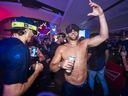 George Springer des Blue Jays de Toronto célèbre sa place en séries éliminatoires dans les vestiaires après le dernier match de la MLB de la saison régulière contre les Rays de Tampa Bay au Centre Rogers, le dimanche 1er octobre 2023, à Toronto.