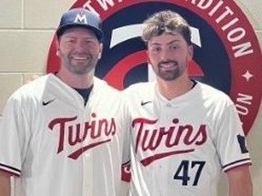 Le directeur des Canonniers de Québec, JP Roy, encourage cette année son protégé Edouard Julien qui joue pour les Twins du Minnesota -- photo fournie