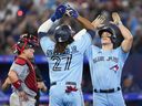 Matt Chapman des Blue Jays de Toronto célèbre son home run avec Vladimir Guerrero Jr. contre les Twins du Minnesota le 11 juin 2023 à Toronto. 