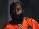 James Harden des 76ers de Philadelphie regarde le match entre l'Inter Miami et le Houston Dynamo lors de l'US Open Cup 2023.