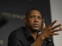 Le président des Raptors de Toronto, Masai Ujiri, rejette le procès intenté contre son équipe par son rival des New York Knicks.  Ujiri assiste à une conférence de presse à Toronto, le vendredi 21 avril 2023. 