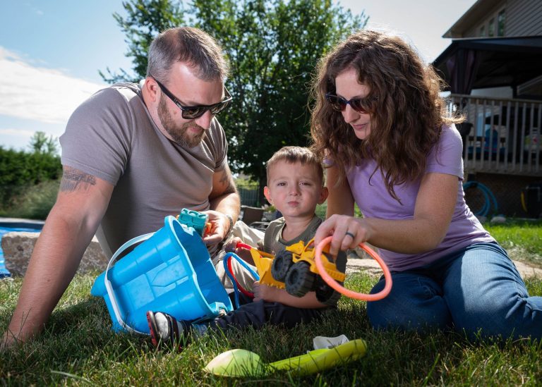 Une famille d’Ottawa découvre que les longs obstacles à la citoyenneté pour son fils adoptif sont clairs après la couverture médiatique