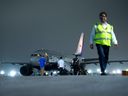 L'avion du premier ministre Justin Trudeau est aperçu sur le tarmac après avoir été immobilisé en raison d'un problème technique à la suite du sommet du G20 à New Delhi, en Inde.  Peu de choses fonctionnent dans les plans d’Ottawa ces jours-ci. 