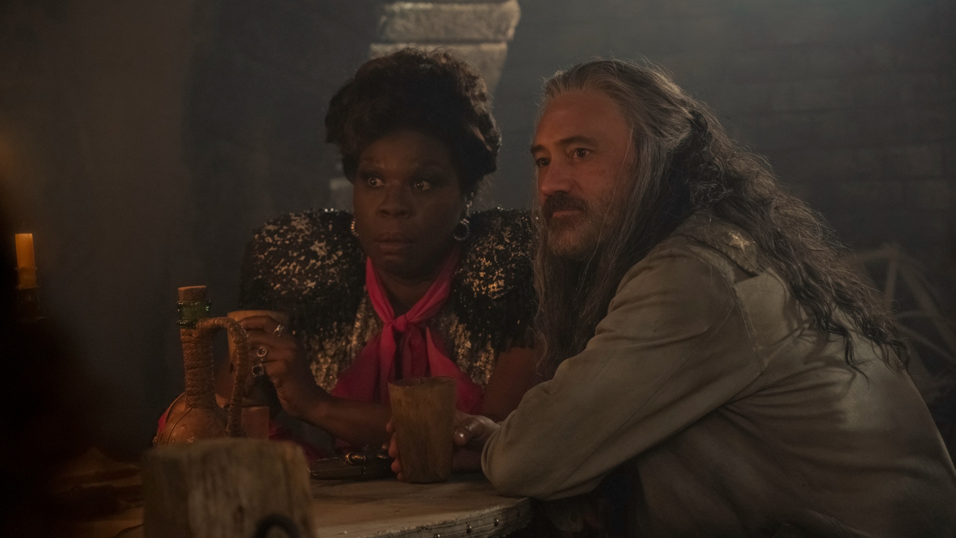 Leslie Jones et Taika Waititi dans Our Flag Means Death saison 2