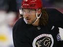 Chris Tanev des Flames patine pendant le camp d'entraînement au Saddledome le mois dernier.