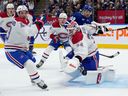 Rafael Harvey-Pinard (à gauche) des Canadiens de Montréal réagit alors que le gardien de but des Canadiens Jake Allen effectue un arrêt au cours de la deuxième période lors d'un match préparatoire contre les Maple Leafs à Toronto, le lundi 2 octobre 2023. 