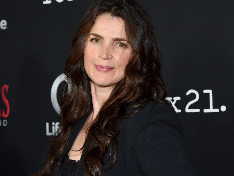 Julia Ormond poursuit Harvey Weinstein en justice, affirmant qu’il l’a agressée