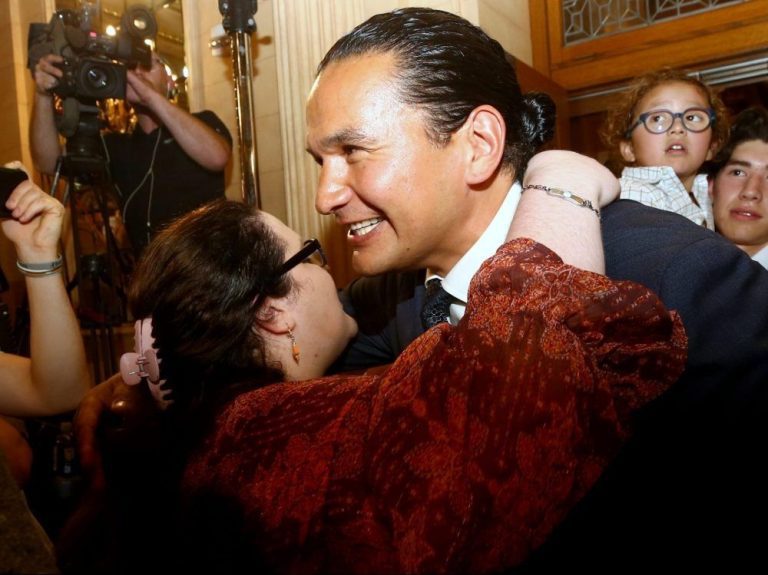 Le nouveau premier ministre du Manitoba, Wab Kinew, affirme que l’accent est mis sur la réparation des soins de santé