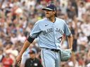 Kevin Gausman des Blue Jays de Toronto réagit après avoir abandonné un home run de deux points contre les Twins du Minnesota lors de la première manche du premier match de leur série AL Wild Card à Target Field, le mardi 3 octobre 2023, à Minneapolis, Minnesota .