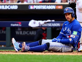 George Springer des Blue Jays réagit à un lancer sauvage contre les Twins lors de la septième manche du deuxième match de la série wild-card à Target Field le 4 octobre 2023 à Minneapolis.