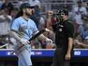 Bo Bichette, à gauche, des Blue Jays de Toronto réagit après avoir retiré les Twins du Minnesota lors de la huitième manche du premier match de leur série AL Wild Card contre les Twins du Minnesota à Target Field, le mardi 3 octobre 2023, à Minneapolis, Minnesota