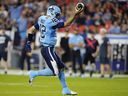 Le quart-arrière des Argonauts de Toronto, Chad Kelly, se dirige vers un touché contre les Stampeders de Calgary.