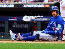 George Springer des Blue Jays réagit à un lancer sauvage contre les Twins lors de la septième manche du deuxième match de la série wild-card à Target Field le 4 octobre 2023 à Minneapolis. 