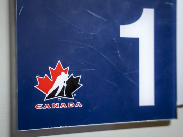 Les experts intrigués par la règle de « tenue minimale » de Hockey Canada dans les vestiaires