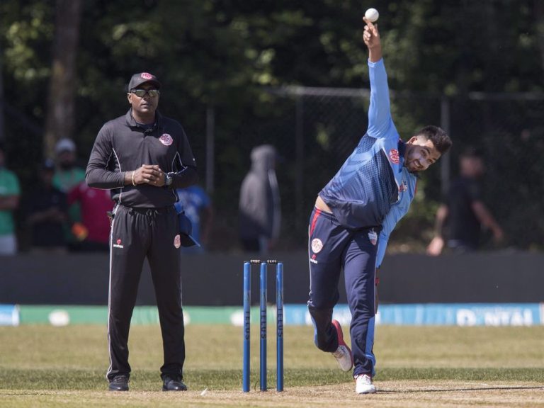 L’équipe canadienne de cricket bat les îles Caïmans lors des qualifications pour la Coupe du monde T20 des Amériques