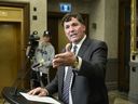 Le ministre des Affaires intergouvernementales, de l'Infrastructure et des Collectivités, Dominic LeBlanc, prend la parole lors d'une conférence de presse au Foyer de la Chambre des communes, sur la Colline du Parlement, à Ottawa, le samedi 10 juin 2023.