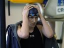 Lia Thomas, de Pennsylvanie, attend une épreuve préliminaire lors du championnat féminin de natation libre de 500 mètres de la NCAA qui débute le jeudi 17 mars 2022, à Georgia Tech à Atlanta.