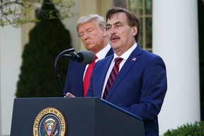 Le président américain Donald Trump écoute Michael J. Lindell, PDG de MyPillow Inc., s'exprimer lors du briefing quotidien sur le COVID-19 dans la roseraie de la Maison Blanche à Washington, DC, le 30 mars 2020.