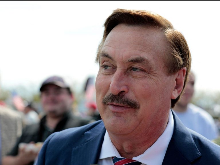 Le négationniste des élections et « MyPillow Guy » Mike Lindell confirme qu’il n’a plus d’argent et qu’il ne peut pas payer les factures juridiques