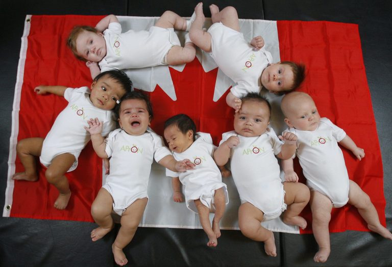 PREMIÈRE LECTURE : Le taux de natalité au Canada a chuté (et c’est probablement parce que personne n’a les moyens de se loger)