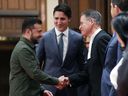 (DOSSIERS) Le président ukrainien Volodymyr Zelensky et le premier ministre Justin Trudeau (au centre) serrent la main du président de la Chambre des communes Anthony Rota lors d'une cérémonie sur la colline du Parlement le 22 septembre 2023 à Ottawa, au Canada.  (Photo de DAVE CHAN/AFP via Getty Images)